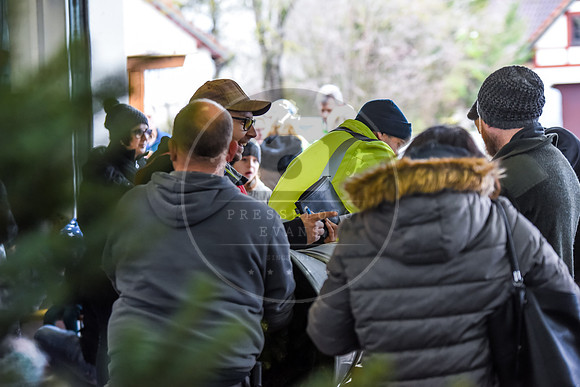 14.12.2019_FWFKnetzgau_Christbaumverkauf_re-023