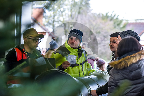 14.12.2019_FWFKnetzgau_Christbaumverkauf_re-026