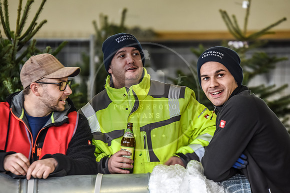 14.12.2019_FWFKnetzgau_Christbaumverkauf_re-037