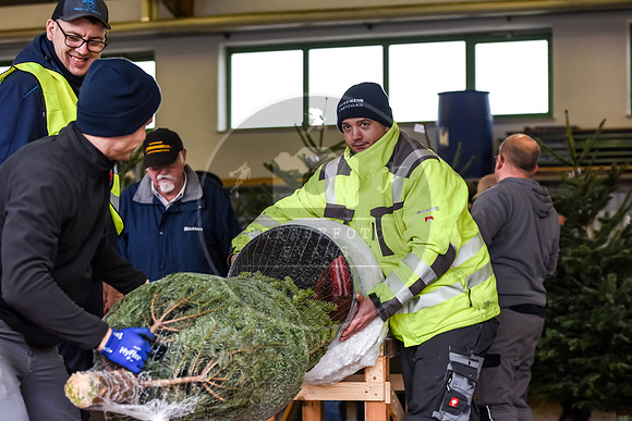 14.12.2019_FWFKnetzgau_Christbaumverkauf_re-048