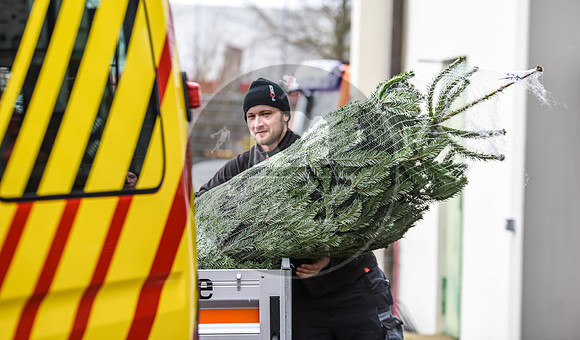 14.12.2019_FWFKnetzgau_Christbaumverkauf_re-060