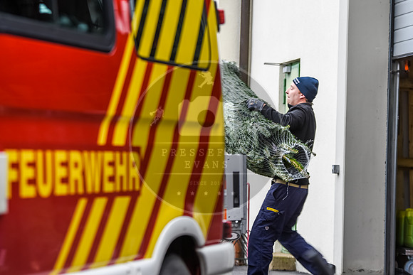 14.12.2019_FWFKnetzgau_Christbaumverkauf_re-066