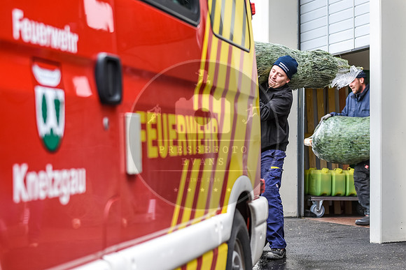 14.12.2019_FWFKnetzgau_Christbaumverkauf_re-077