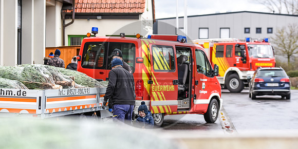 14.12.2019_FWFKnetzgau_Christbaumverkauf_re-092