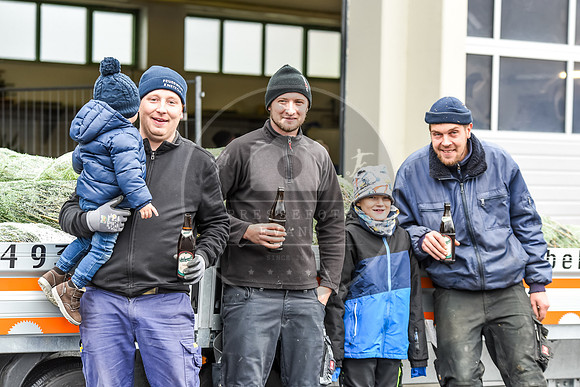 14.12.2019_FWFKnetzgau_Christbaumverkauf_re-095